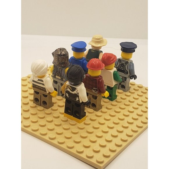 LEGO Minifigure Mixed Lot of 8 and Head Gear C0476 - Picture 5 of 9